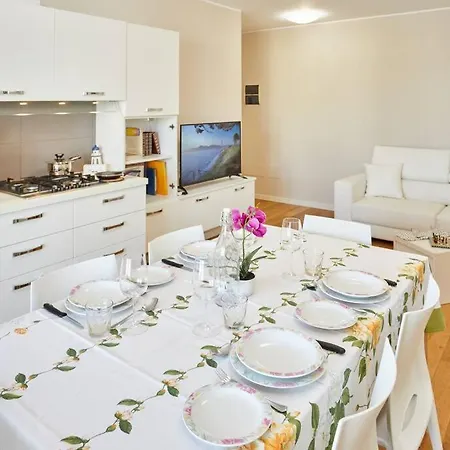 Lux Centro Ac Parking * אוויאנו